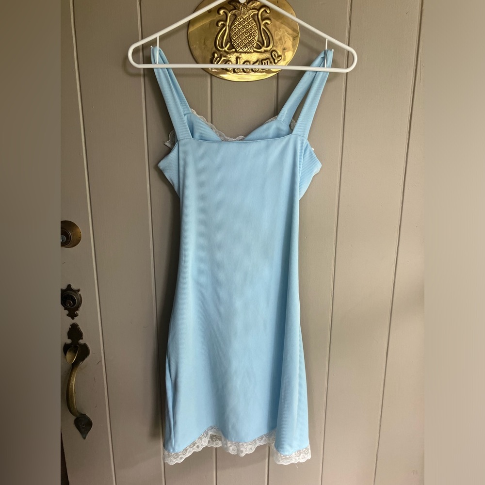 Baby blue dress with cutouts and lace - Picture 3 of 4